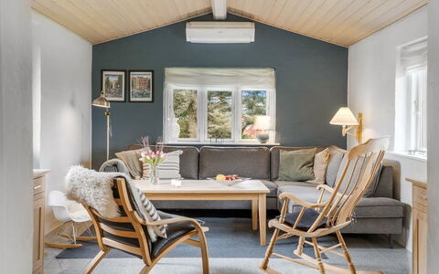 Bedri - 800M from the Sea: Meubilair, Interieur Ontwerp, Hout, Flooring, Plafond, Bankstel, Woonkamer, Verdieping, Verlichting, Kamer