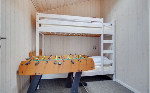 Bedri - 800M from the Sea: Hout, Stapelbed, Flooring, Interieur Ontwerp, Verdieping, Plafond, Slaapkamer, Kamer, Bed, Slaapzaal