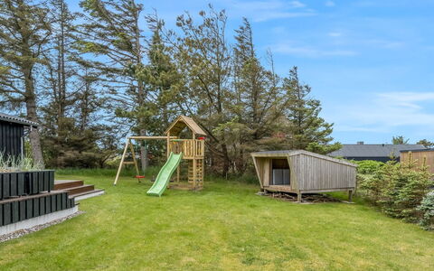 Bedri - 800M from the Sea: Hout, Land Lot, Tuin, Backyard, Verblijf, Gazon, Garden Gebouwen, Hardwood, Werf, Beits