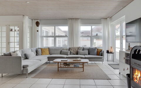 Riki - 150M from the Sea: Dak, Huis, Huis, Verblijf, Siding, Landgoed, Oprit, Garden Gebouwen, Werf, Schuur