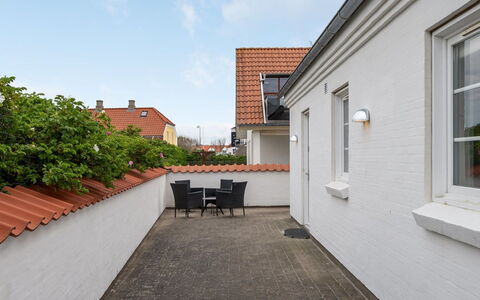 Riki - 150M from the Sea: Dak, Huis, Huis, Verblijf, Siding, Landgoed, Oprit, Garden Gebouwen, Werf, Schuur