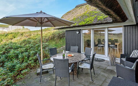 Henric - 100M from the Sea: Huis, Huis, Dak, Woongebied, Verblijf, Landgoed, Boerderij, Gazon, Landscaping, Siding