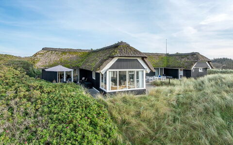 Henric - 100M from the Sea: Huis, Huis, Dak, Woongebied, Verblijf, Landgoed, Boerderij, Gazon, Landscaping, Siding
