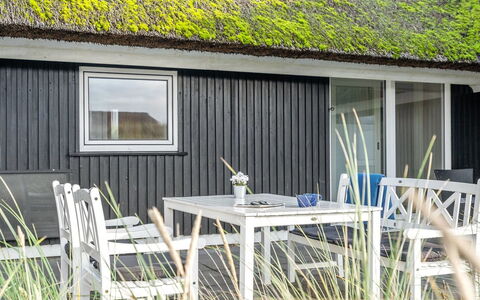 Henric - 100M from the Sea: Huis, Huis, Dak, Woongebied, Verblijf, Landgoed, Boerderij, Gazon, Landscaping, Siding