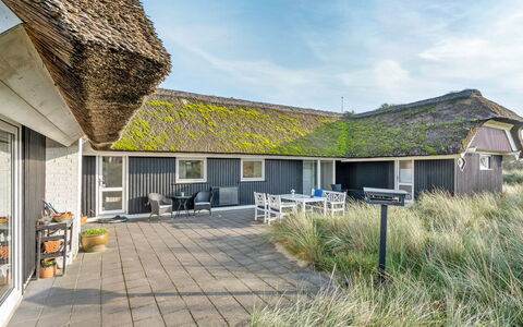 Henric - 100M from the Sea: Huis, Huis, Dak, Woongebied, Verblijf, Landgoed, Boerderij, Gazon, Landscaping, Siding
