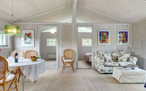 Erwith - 50M from the Sea: Interieur Ontwerp, Plafond, Meubilair, Flooring, Huis, Verdieping, Kamer, Woonkamer, Lichte Inrichting, Stoel