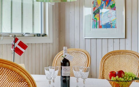 Erwith - 50M from the Sea: Interieur Ontwerp, Meubilair, Stoel, Glas, Beits, Natuurlijk Materiaal, Eetkamer, Lichte Inrichting, Lampekap, Vernis