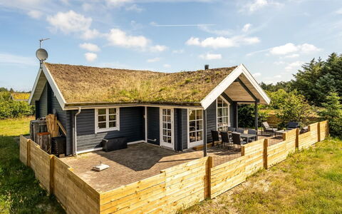 Annemie - 1.8Km from the Sea: Hout, Huis, Veranda, Dek, Hardwood, Dak, Beits, Houten Vloer, Eco Hotel