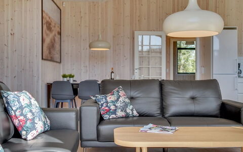 Bentine - 1.6Km from the Sea: Meubilair, Interieur Ontwerp, Flooring, Hout, Verdieping, Lichte Inrichting, Plafond, Woonkamer, Bankstel, Verlichting