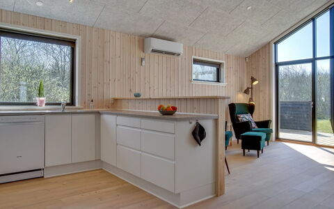 Bentine - 1.6Km from the Sea: Hout, Flooring, Plafond, Interieur Ontwerp, Countertop, Meubilair, Keuken, Huis, Verdieping, Kamer