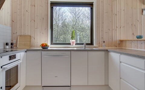 Bentine - 1.6Km from the Sea: Hout, Flooring, Keuken, Countertop, Interieur Ontwerp, Verdieping, Toestel Van De Keuken, Huis, Gootsteen, Hardwood