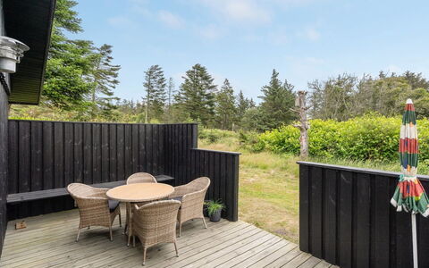 Jorek - 1.3Km from the Sea: Hout, Hardwood, Backyard, Schaduw, Hek, Plank, Tuin, Dek, Veranda, Landscaping