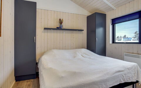 Hildegard - 1.5Km from the Sea: Slaapkamer, Bed, Hout, Interieur Ontwerp, Plafond, Verdieping, Flooring, Laken, Bedding, Bed Frame