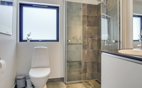 Hildegard - 1.5Km from the Sea: Wc Bril, Badkamer, Flooring, Toilet, Verdieping, Loodgieterswerkinrichting, Interieur Ontwerp, Plafond, Loodgieter, Verlichting