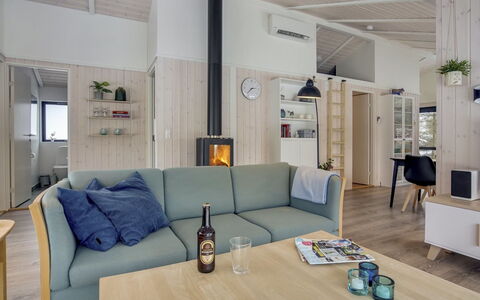 Hildegard - 1.5Km from the Sea: Interieur Ontwerp, Meubilair, Flooring, Bankstel, Verdieping, Hout, Woonkamer, Plafond, Kamer, Verlichting