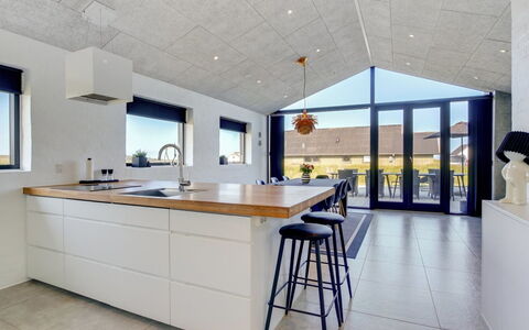 Volfgang - 250M from the Sea: Hout, Flooring, Meubilair, Plafond, Interieur Ontwerp, Countertop, Verdieping, Keuken, Verlichting, Lichte Inrichting
