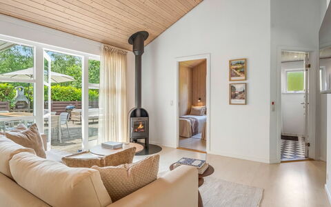 Börje - 600M from the Sea: Flooring, Interieur Ontwerp, Hout, Verdieping, Plafond, Meubilair, Bankstel, Huis, Houten Vloer, Woonkamer