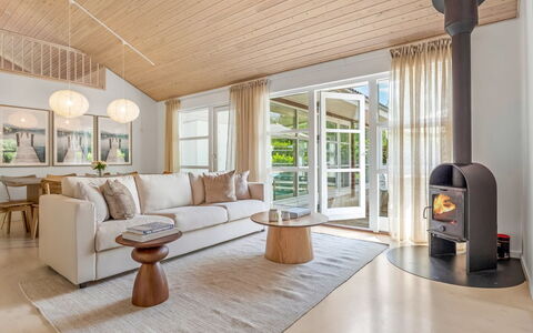Börje - 600M from the Sea: Interieur Ontwerp, Meubilair, Flooring, Verdieping, Bankstel, Hout, Plafond, Woonkamer, Houten Vloer, Lichte Inrichting