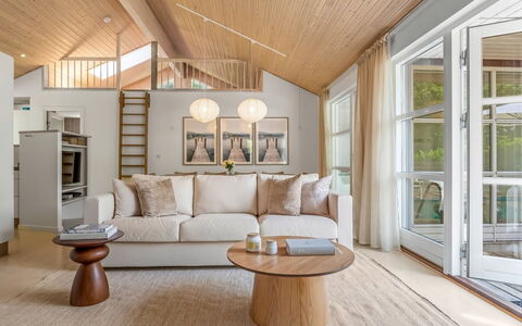 Börje - 600M from the Sea: Meubilair, Interieur Ontwerp, Flooring, Verdieping, Bankstel, Hout, Plafond, Woonkamer, Kamer, Lichte Inrichting