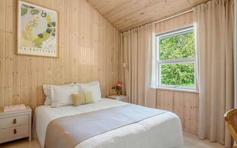 Börje - 600M from the Sea: Interieur Ontwerp, Slaapkamer, Meubilair, Hout, Flooring, Verdieping, Bed, Plafond, Kamer, Textiel