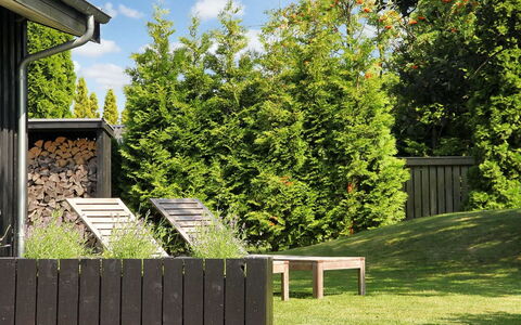 Pavle - 700M from the Sea: Dak, Huis, Land Lot, Huis, Verblijf, Landgoed, Garden Gebouwen, Schaduw, Blokhut, Landscaping