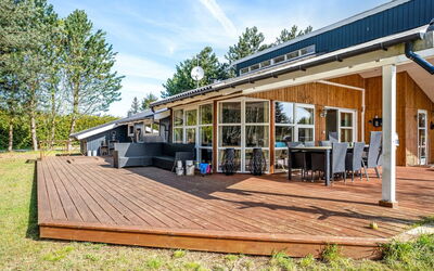 Akseli - 800M from the Sea
