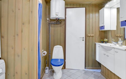 Aileen - 900M from the Sea: Flooring, Muur, Verdieping, Interieur Ontwerp, Hout, Plafond, Houten Vloer, Verlichting, Meubilair, Laminaatvloer