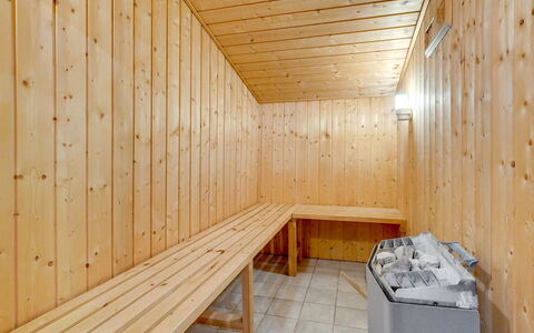 Aileen - 900M from the Sea: Flooring, Muur, Verdieping, Interieur Ontwerp, Hout, Plafond, Houten Vloer, Verlichting, Meubilair, Laminaatvloer
