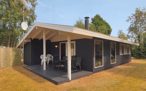 Aileen - 900M from the Sea: Flooring, Muur, Verdieping, Interieur Ontwerp, Hout, Plafond, Houten Vloer, Verlichting, Meubilair, Laminaatvloer