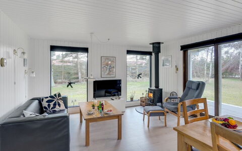 Aileen - 900M from the Sea: Flooring, Muur, Verdieping, Interieur Ontwerp, Hout, Plafond, Houten Vloer, Verlichting, Meubilair, Laminaatvloer