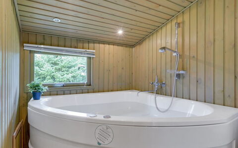 Aileen - 900M from the Sea: Flooring, Muur, Verdieping, Interieur Ontwerp, Hout, Plafond, Houten Vloer, Verlichting, Meubilair, Laminaatvloer