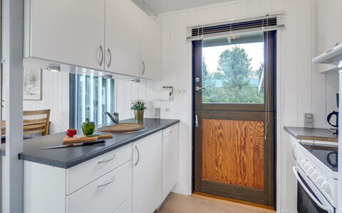 Aileen - 900M from the Sea: Flooring, Muur, Verdieping, Interieur Ontwerp, Hout, Plafond, Houten Vloer, Verlichting, Meubilair, Laminaatvloer