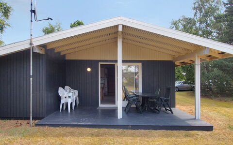 Aileen - 900M from the Sea: Flooring, Muur, Verdieping, Interieur Ontwerp, Hout, Plafond, Houten Vloer, Verlichting, Meubilair, Laminaatvloer