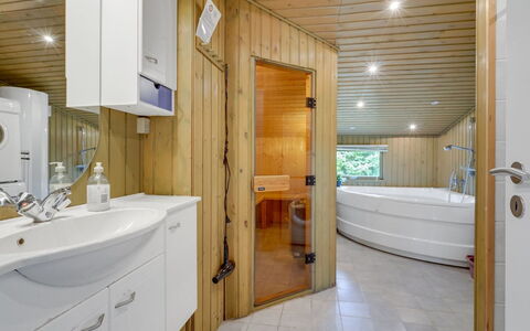 Aileen - 900M from the Sea: Flooring, Muur, Verdieping, Interieur Ontwerp, Hout, Plafond, Houten Vloer, Verlichting, Meubilair, Laminaatvloer