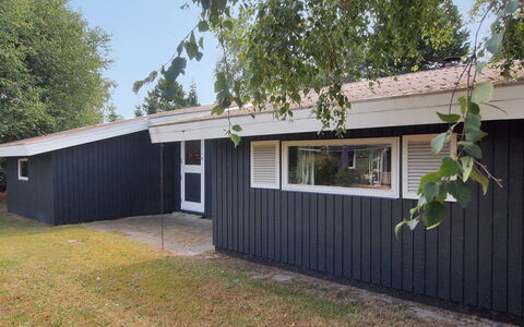 Aileen - 900M from the Sea: Flooring, Muur, Verdieping, Interieur Ontwerp, Hout, Plafond, Houten Vloer, Verlichting, Meubilair, Laminaatvloer