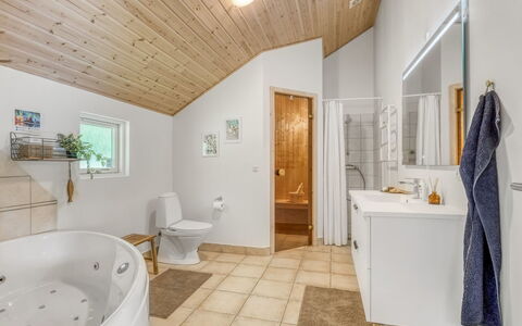 Tialda - 1.3Km from the Sea: Interieur Ontwerp, Flooring, Loodgieterswerkinrichting, Plafond, Hout, Verdieping, Badkamer, Verlichting, Loodgieter, Lichte Inrichting