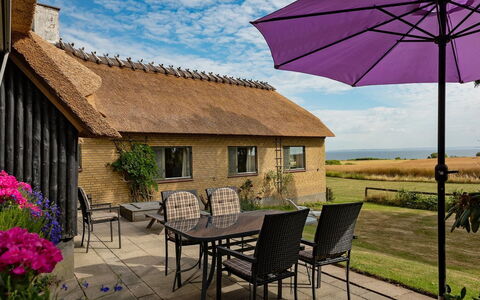Edithe - 250M from the Sea: Dak, Verblijf, Land Lot, Buitenmeubels, Thatching, Schaduw, Tuin, Boerderij, Werf, Buitentafel