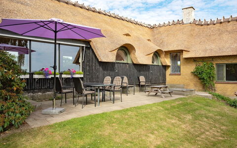 Edithe - 250M from the Sea: Dak, Thatching, Verblijf, Huis, Huis, Schaduw, Landgoed, Tuin, Boerderij, Werf