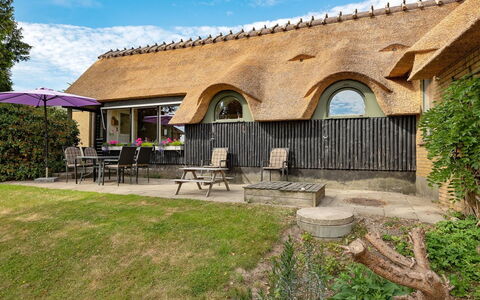Edithe - 250M from the Sea: Dak, Thatching, Verblijf, Huis, Huis, Land Lot, Landgoed, Boerderij, Tuin, Schaduw
