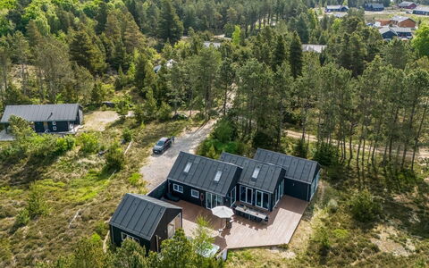 Elke - 3.5Km from the Sea: Meubilair, Buitenmeubels, Tableware, Tafel, Drinkware, Stoel, Buitentafel, Voedsel, Fles
