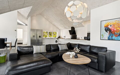 Elke - 3.5Km from the Sea: Interieur Ontwerp, Plafond, Bankstel, Flooring, Verdieping, Woonkamer, Lichte Inrichting, Meubilair, Verlichting