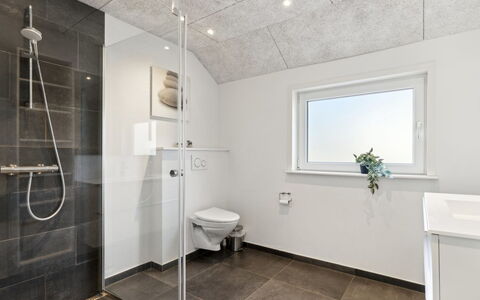 Elke - 3.5Km from the Sea: Flooring, Loodgieterswerkinrichting, Plafond, Verdieping, Interieur Ontwerp, Badkamer, Loodgieter, Lichte Inrichting, Kraan, Wastafel