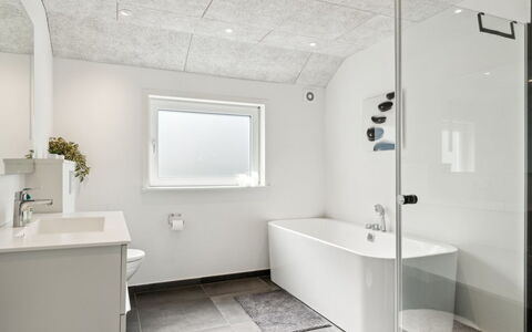 Elke - 3.5Km from the Sea: Muur, Loodgieterswerkinrichting, Plafond, Flooring, Badkamer, Verdieping, Interieur Ontwerp, Loodgieter, Lichte Inrichting, Wastafel