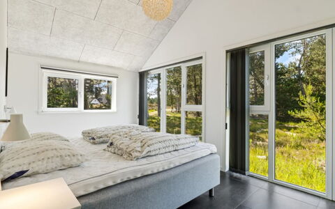 Elke - 3.5Km from the Sea: Slaapkamer, Plafond, Interieur Ontwerp, Bed, Bedding, Flooring, Laken, Kamer, Huis, Verdieping