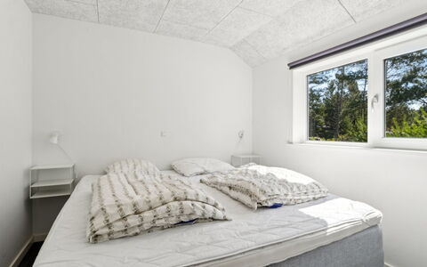 Elke - 3.5Km from the Sea: Slaapkamer, Plafond, Bedding, Laken, Bed, Kamer, Bed Frame, Daylighting, Hoofdkussen