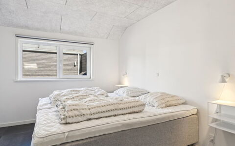 Elke - 3.5Km from the Sea: Plafond, Slaapkamer, Bedding, Bed, Freezing, Bed Frame, Laken, Daylighting, Lichte Inrichting