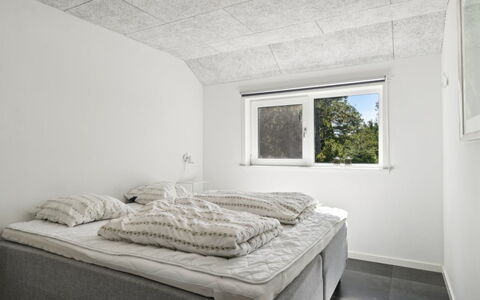 Elke - 3.5Km from the Sea: Plafond, Slaapkamer, Bedding, Bed, Laken, Kamer, Bed Frame, Lichte Inrichting