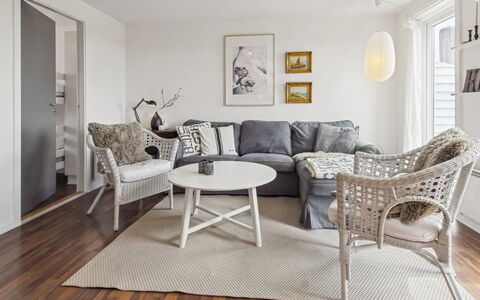 Tellervo - 2.4Km from the Sea: Meubilair, Interieur Ontwerp, Bankstel, Flooring, Verdieping, Woonkamer, Hout, Kamer, Houten Vloer, Plafond