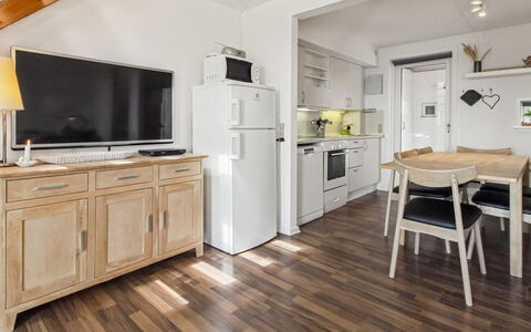 Tellervo - 2.4Km from the Sea: Meubilair, Flooring, Houten Vloer, Hout, Interieur Ontwerp, Verdieping, Plafond, Laminaatvloer, Keuken, Tafel