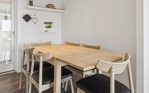 Tellervo - 2.4Km from the Sea: Meubilair, Interieur Ontwerp, Flooring, Stoel, Tafel, Eetkamer, Verdieping, Keuken En Eettafel, Hout, Kamer